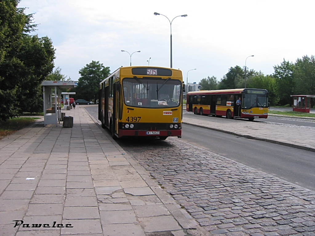 4397
Wpisany na stan 21-07-1993, NG 2000, NG2 2007. Przegrał pojedynek ze śmieciarką w dn. 29-03-2010 na linii N42, zdjęty ze stanu 21-09-2010. Powoli zaczynają nas opuszczać Jelcze, które wprawdzie nie cieszą się popularnością wśród miłośników, ale odegrały w Warszawskiej komunikacji dużą rolę. Jelczy M181M zostało już tylko, 30 więc ja ze swojej strony wzywam fotografujmy Jelcze, bo raptem może tak się stać jak z Ikarusami, że znikną z ulic. Od 1-02-2013 na ulice ma już nie wyjechać liniowo żaden Ikarus.
Słowa kluczowe: 120M 4397 505 Natolin 2003