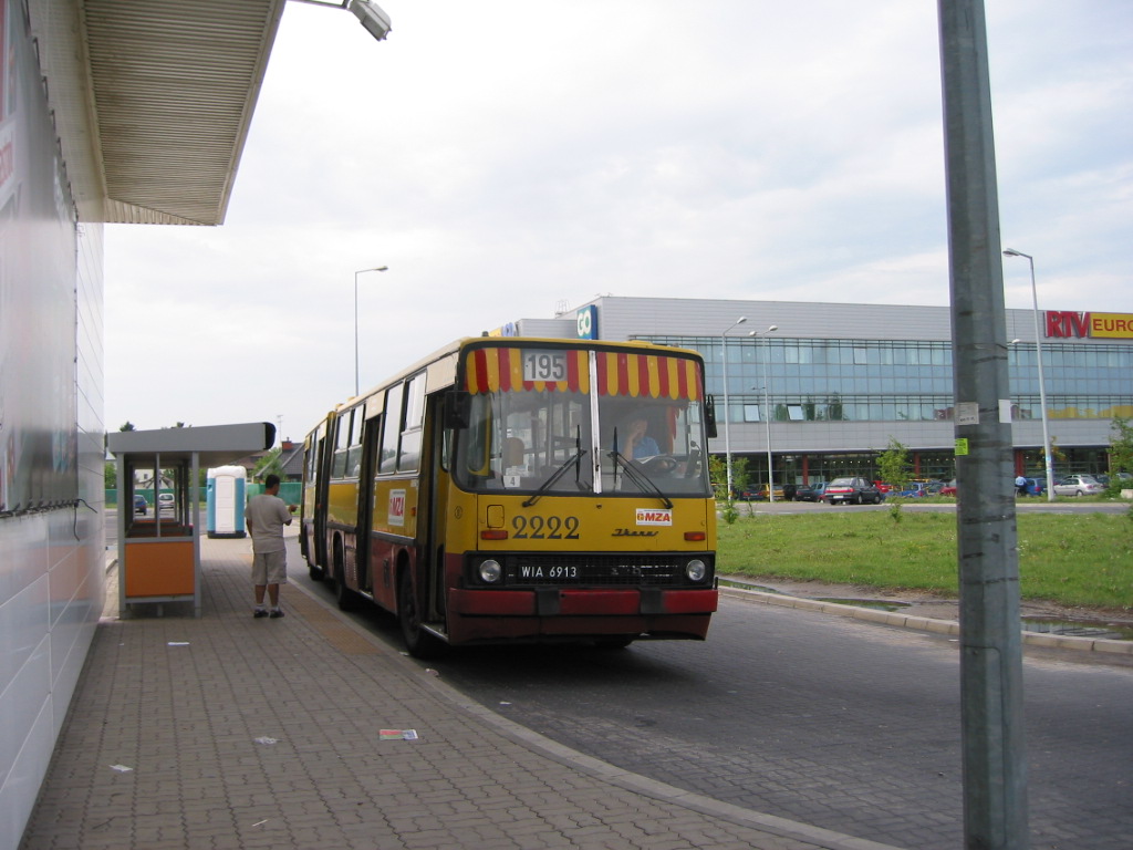 2222
Ikarus 280.26 prod. 1989, NG 1997, kasacja 10.2004. Zawsze lubiłem ten pojazd możeze względu na numer. Kierowca który nim powoził, potrafił, nadrobić opóźnienie.
Słowa kluczowe: IK280 2222 195 UrsynówZachodni 2003