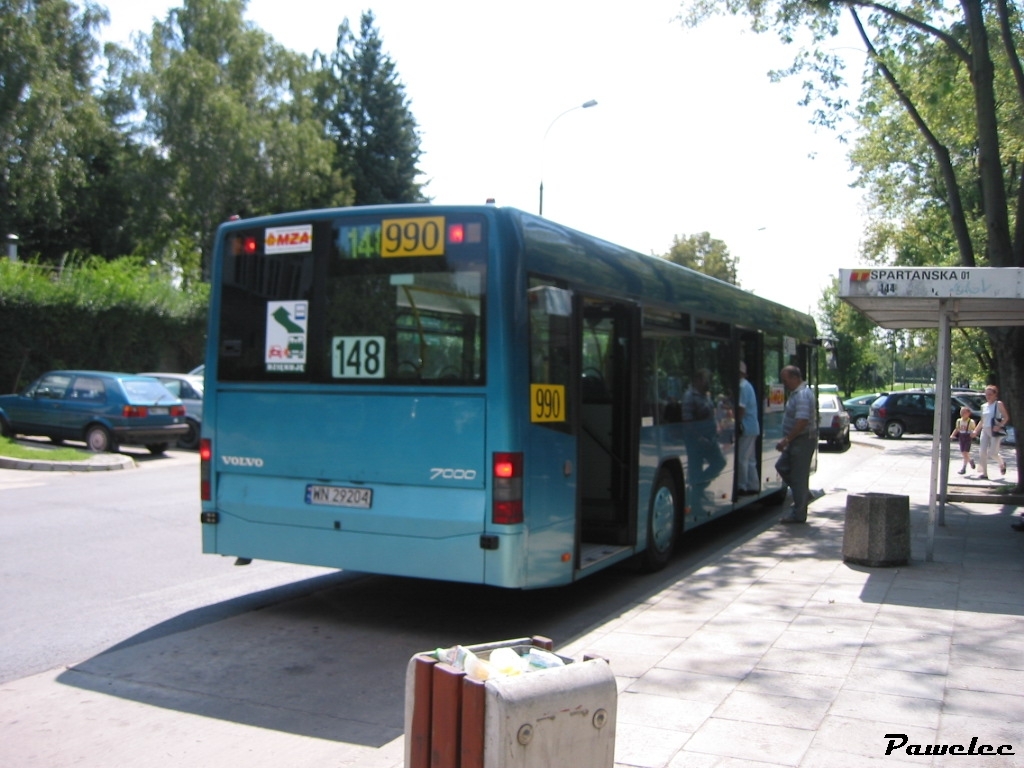 990
Tester Volvo 7000 w 2003 roku. Przepraszam za niezbyt ciekawe ujęcie, ale autobus ledwie zajechał na pętle a już odjeżdżał a chciałem go złapać z tyłu i z przodu.
Słowa kluczowe: Volvo7700 990 148 Spartańska 2003