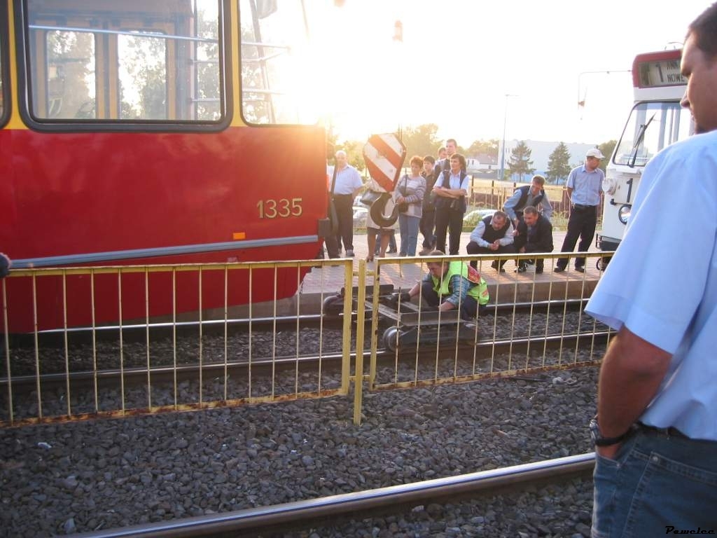 Piesek do holowania
Piesek do holowania tramwaju w przypadku uszkodzenia wózka napędowego lub blokady hamulców.
Słowa kluczowe: TW PogotowieTechniczne Annopol 2003