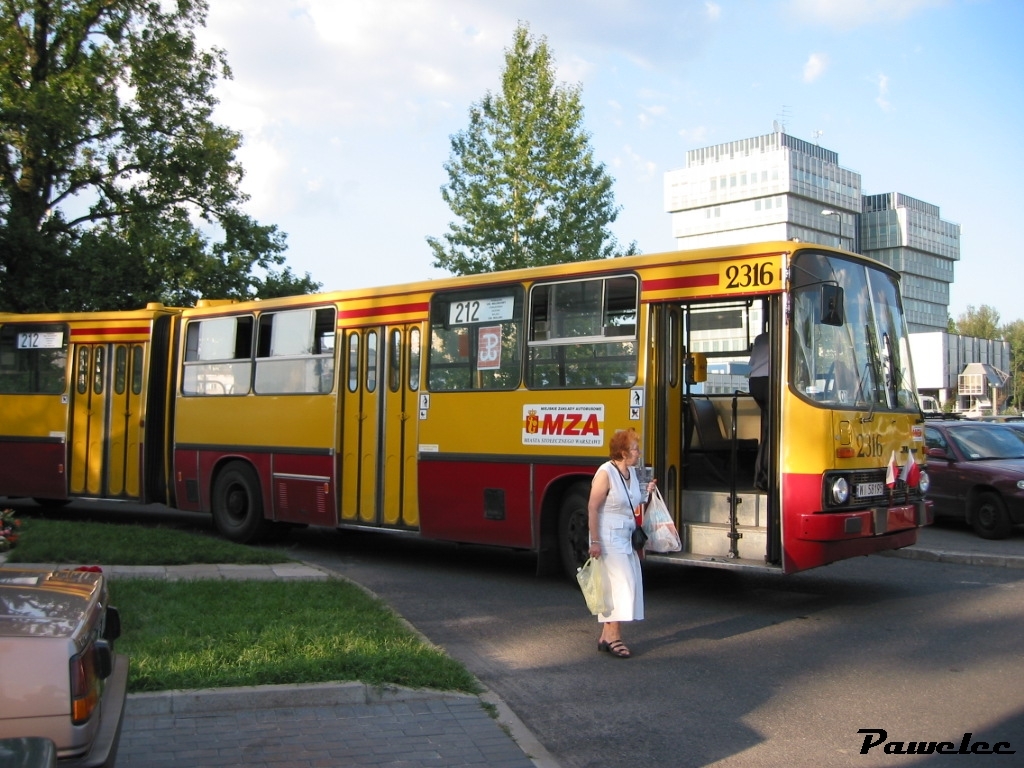 2316
Ikarus 280.26 Jeden z karosowańców wpisany na stan zajezdni "Redutowa" 25.11.1993 WAA 654F..W 1995 przerejestrowany z numerów państwowych na cywilne WUD 7706, NG w 2002 i wyjazd na miasto w nowych barwach i z nowym dowodem rejestracyjnym WI 58195. Zakończył żywot w dniu 28.11.2008. Linia 212 przemianowana została w 912 z drobną korektą trasy.
Słowa kluczowe: IK280 2316 212 Powązki 2003