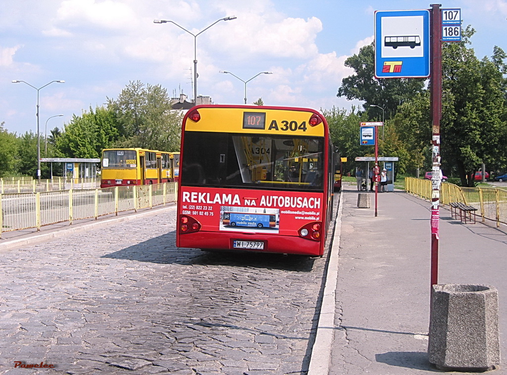 A304
Niespełna dwu miesięczne SU10 spaskudzone już reklamą. Wpisany na stan 31-05-2003. Pożar silnika 28-12-2009 na linii 306, przywrócony do ruchu 08-2010 już z nowym numerem rejestracyjnym WZ 5303F.
Słowa kluczowe: SU10 A304 107 MetroWilanowska