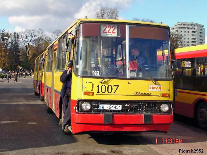 1007
Kolejny debiutant na Omni-Busie - #1007 podczas obsługi chyba drugiej pod względem długości trasy linii cmentarnej 222 (obecnie C22).

Wpisany na stan 04.07.1983 jako #676 na R-11, następnie trafił do OSK (01.10.1986 r), gdzie zyskał numer #9003, 29.07.1992 r wrócił do służby liniowej po NG jako #1007 na Pożarowej, skąd 21.10.1993 r trafił na Stalową. W 2000 roku wykonano odbudowę, zaś w 07.2008 roku autobus zakończył żywot.

PS. Pytanie do wszystkich użytkowników - Czy wstawiać dalej zdjęcia o takiej jakości czy sobie darować ?
Słowa kluczowe: IK260 1007 222 Powązki WS2007