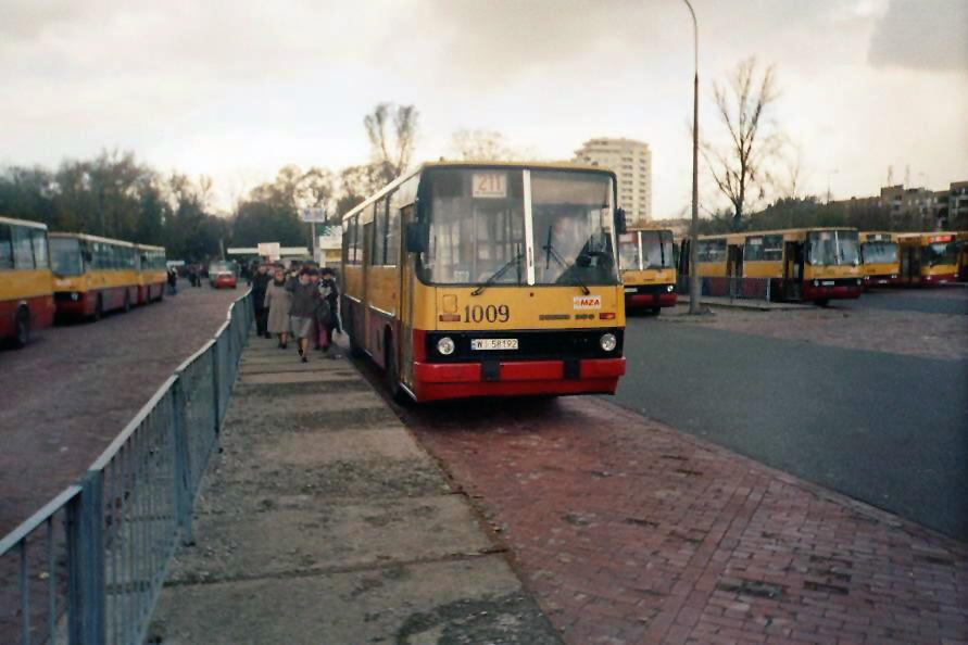 1009
Rodowód podobny do wozu #1002.
Pozdrowienia dla kierowcy - maniaka lewarów !
Słowa kluczowe: IK260 1009 211 Powązki WS2006