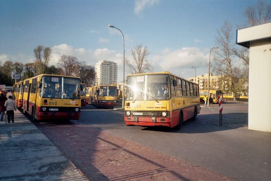 1244
#1244 i #1012 czyli dwa niby nowe Ikarusy złożone w latach 1991-1992 na Włościańskiej. 
Słowa kluczowe: IK260 1012 1244 211 290 Powązki WS2006