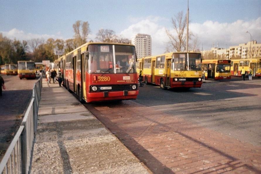 5280
Ode mnie historia w wydaniu młodszym. Zdjęcie przedstawia jedynego Ikarusa 280.37, który nigdy nie doczekał się remontu, obok niego jeden z moich ulubionych lewarków - 2508.
Słowa kluczowe: IK280 5280 211 Powązki WS2005