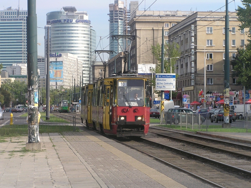 2028+2029
Dokąd podąża ten tramwaj? Ano do pętli "Żerań FSO". Z powodu robót torowych na ciągu al. Jana Pawła II - Chałubińskiego - al. Niepodległości (od ronda ONZ do ul. Nowowiejskiej) linię 10 połączono z linią 16, wycofując z Mokotowa tę pierwszą i zawieszając drugą. Same okolice szczególnie miłe memu sercu, gdyż to moje rodzinne strony :)
Słowa kluczowe: 105Nz 2028+2029 10 AlejaJanaPawłaII 2005