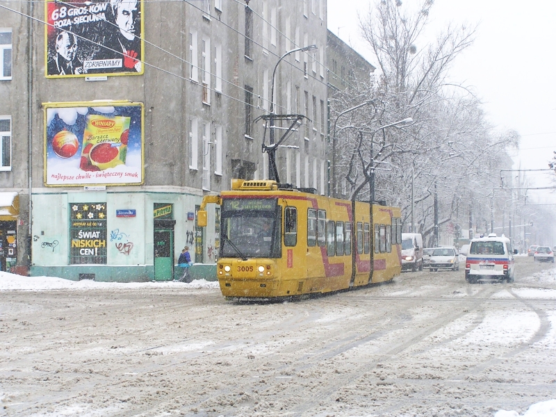 3005
U-boot żegluje pośród śniegu, przebija się przez lód, smagany wichrem szuka szyn, które zapewne gdzieś tam są ('The rail is out there' - parafrazując klasyków)...
Słowa kluczowe: 116Na 3005 12 Młynarska 2005