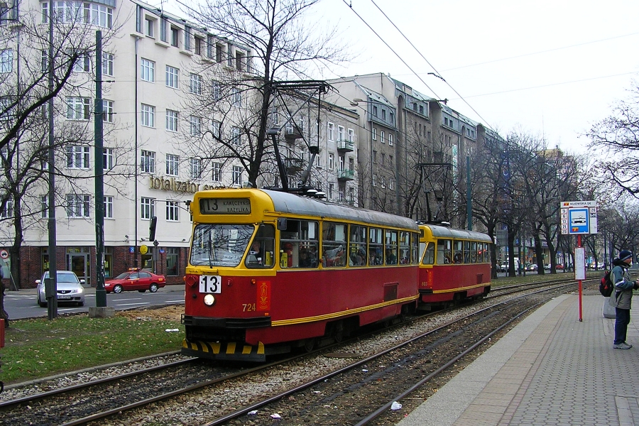 724+803
A na tabliczkach jeszcze 21 i skreślone 640...
Słowa kluczowe: 13N 724+803 13 Targowa 2005