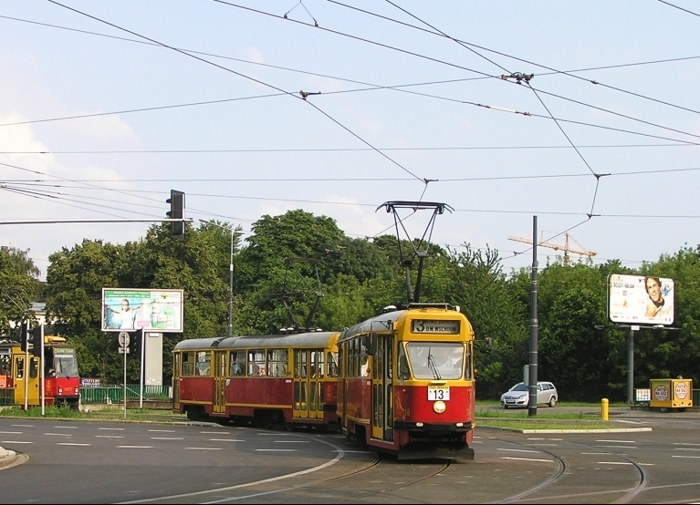 718+755
"Trzynastka" na "trzynastce" na jednej z wielu tras objazdowych, jakie tej linii zaserwowano w okolicach wakacji 2009 (dokładnie wersja przez Okopową i most Gdański do pętli przy Dworcu Wschodnim). 
Słowa kluczowe: 13N 718+755 13 AlejaSolidarności 2009 R4