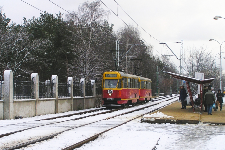 678+687
Jeszcze z Huty na Okęcie. 
I klimatyczna wiata jako bonus.
Słowa kluczowe: 13N 678+687 15 Marymoncka