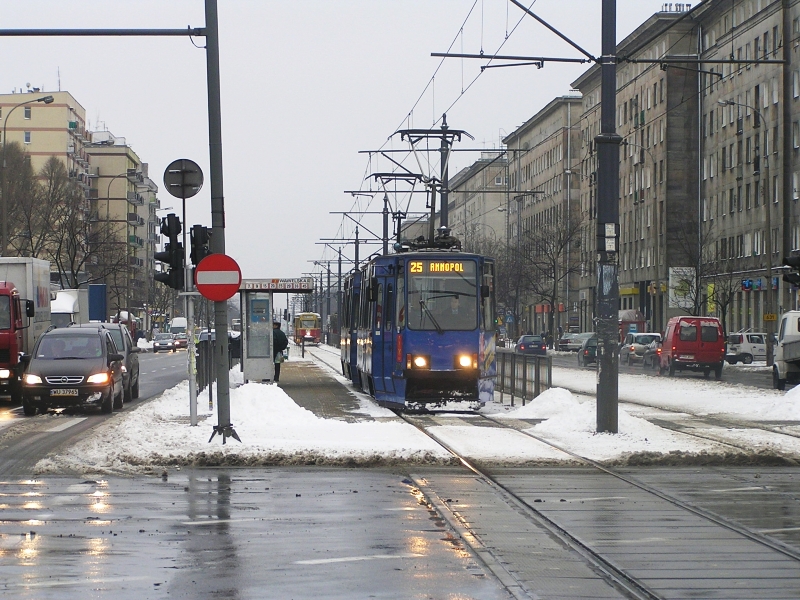 2018+2019
Przez bardzo długi okres nietypowy tramwaj ten (ze względu na wyświetlacz) kursował głównie na liniach 25, 29 i 45. Tu ten pierwszy przypadek na zdjęciu sprzed lat niespełna siedmiu... 
Słowa kluczowe: 105N2k 2018+2019 25 Grójecka 2005