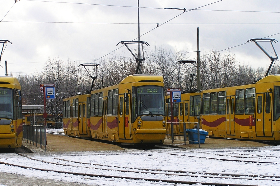 2078+2079
Metro kończyło wówczas na "Wilsonie", Młociny były nieco dalej, a pętla uchodziła za nieco niebezpieczną.
Słowa kluczowe: 105N2k 2078+2079 27 Huta MetroMłociny 2005