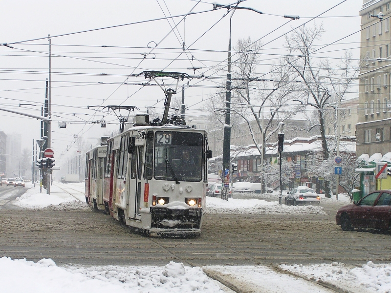 1010+1015
Kolejna porcja zimowych tramwajów dokładnie z Sylwestra 2005. Wbrew pozorom nie była to (chyba) Zima Stulecia, ale śniegu nie zabrakło...
Ten skład jeszcze pojawia się tu i ówdzie, na tej linii już się nie pojawi.
Słowa kluczowe: 105Na 1010+1015 29 AlejaJanaPawłaII 2005