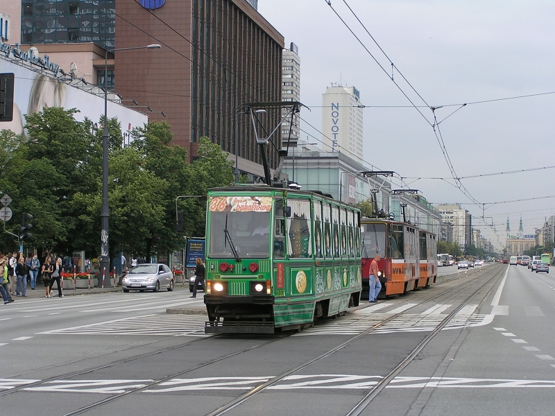 1107
Druga "lodowa" linia "Zielonej Budki" - tym razem linia 36 tudzież "bakaliowa" na trasie Marymont-Potok - Metro Wilanowska. Warto zaznaczyć, że linie kursowały zaledwie 4 dni.
Słowa kluczowe: 105Na 1107 36 Marszałkowska 2007 R3