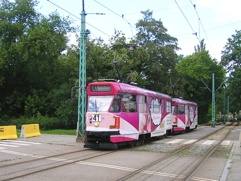 400+404
Stosunkowo krótkotrwała spadkobierczyni linii 2 w wersji na różowo (tylko Hello Kitty jeszcze brakuje) :P
Słowa kluczowe: 13N 400+404 41 Międzyparkowa 2009 R4