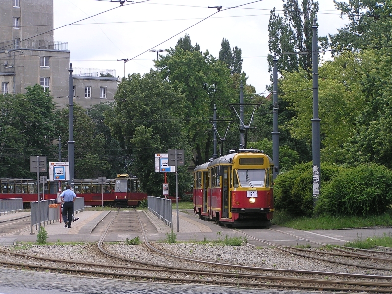 730+729
Jeszcze jedno ujęcie linii tramwajowej 61, kursującej przez trzy godziny na trasie: Metro Marymont - pl. Narutowicza. 
Do tego w pakiecie dorzucam wychylającą się "mordkę" tramwaju obsługującego nieistniejącą już linię 21.
Słowa kluczowe: 13N 730+729 61 PlacNarutowicza 2009 R4