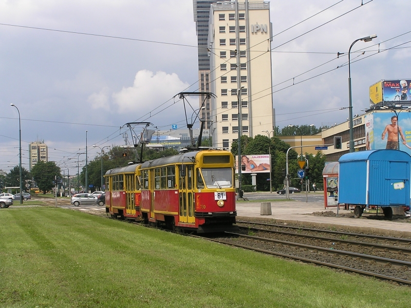 730+729
Czas na sięgnięcie po coś archiwalnego. Przed Państwem zatem Jedyna, Prawdziwa, Niepowtarzalna......
.....
.....
linia tramwajowa specjalna o prawidłowym oznaczeniu od momentu ostatniego usystematyzowania oznaczeń liniowych.
Linię obsługiwał jeden skład, kursował on przez około trzy godziny, a wszystko to na potrzeby gry miejskiej "Papierowa Rewolucja" organizowanej przez Biuro Promocji m. st. Warszawy.
Słowa kluczowe: 13N 730+729 61 Towarowa 2009 R4