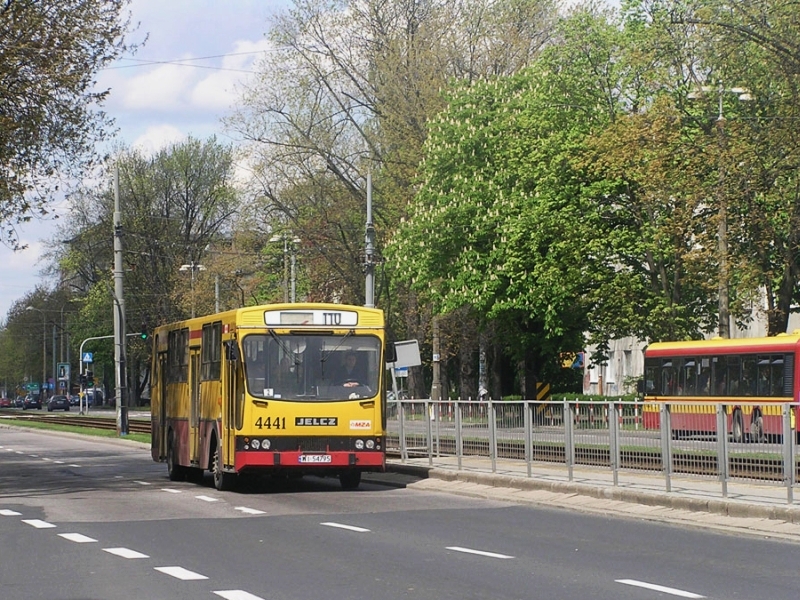 4441
Kolejne, wydawać by się mogło w tym czasie, standardowe zdjęcie, ponieważ wtedy na 110 takie wozy były czymś całkowicie zwyczajnym, zbywanym nierzadko... ziewnięciem ;)

Jako, że budowano w tym czasie metro pod ul. Słowackiego - ulica ta zamknięta była dla wszystkich środków komunikacji miejskiej. 

[zdjęcie poprawione]
Słowa kluczowe: 120M 4441 110 Popiełuszki 2005