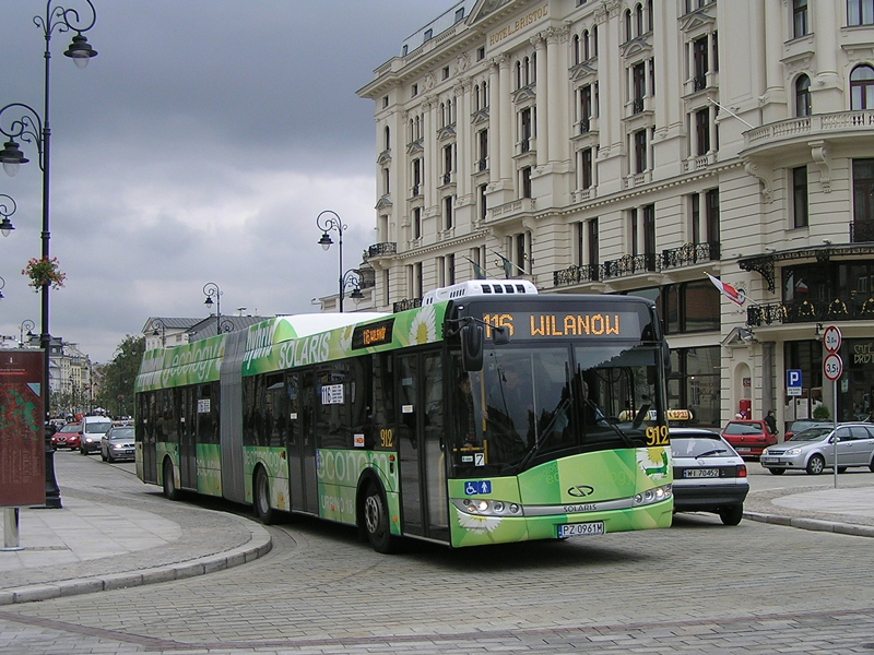 912
Przed chwilą było krótko i niebiesko (Scania o numerze bocznym 911), zatem teraz długo i zielono, czyli zapowiedź tego, co jest obecnie głównie szaro...
Słowa kluczowe: SU18H 912 116 KrakowskiePrzedmieście 2008