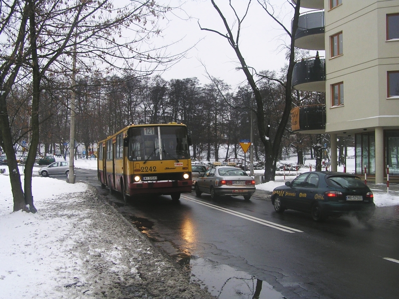 2242
Zimowa fotka z okresu, gdy autobusy linii 121 kursowały jeszcze na trasie z pl. Wilsona na Gwiaździstą. Zazwyczaj spotkać na niej można było Jelcze, sporadycznie krótkiego Ikarusa, a tu - taka niespodzianka...
Słowa kluczowe: IK280 2242 121 Rudzka 2005