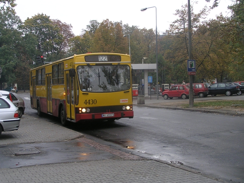 4430
Historyczne już dziś ujęcie, oczywiście nie ze względu na okolicę, a ze względu na autobus i linię. Autobusu już nie ma, a linia obsługuje zupełnie inne rejony... Samo 122 "zjadło" wcześniej 193 (lądując w Wilanowie i dublując na długim odcinku 116), później 144 (zwiedzając przez wiele lat klimatyczną pętlę na Spartańskiej), by samemu paść ofiarą wiaduktu przy Dworcu Gdańskim i "wypączkować" z siebie linię Z-2 (później 222) i jednocześnie zdegradować się do linii lokalnej...
Słowa kluczowe: 120M 4430 122 Malczewskiego 2005