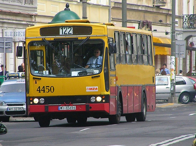 4450
Jeszcze dwa tygodnie wcześniej miał numer 4498 i (jak łatwo się domyślić) stacjonował na Chełmskiej.
Słowa kluczowe: 120M 4450 122 KrakowskiePrzedmieście