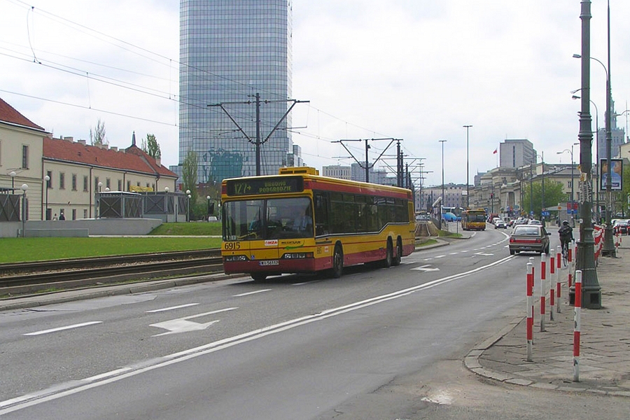 6915
eMka i nieistniejący od ponad roku Neoplan.
Słowa kluczowe: N4020 6915 127 Andersa