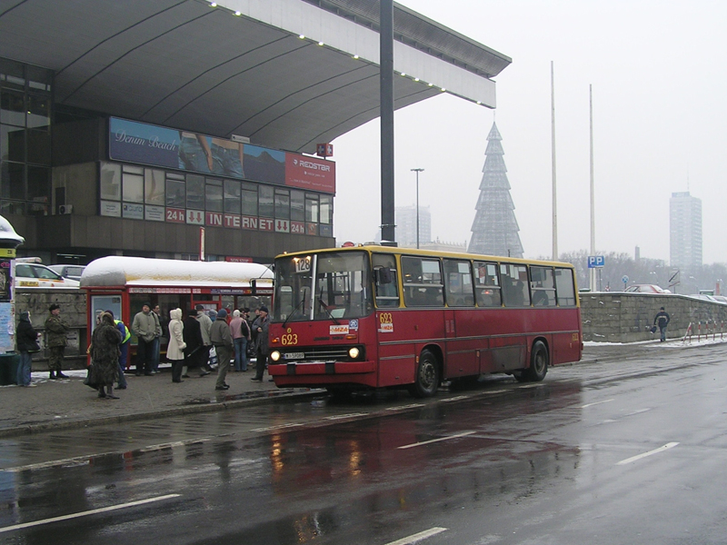 623
Krótki Ikarus w miłym dla oka wiśniowym malowaniu. Patrząc na to zdjęcie sam siebie zapytuję: czy on się pobrudził z boku, czy... przemiękł?
Słowa kluczowe: IK260 623 128 Jerozolimskie 2005