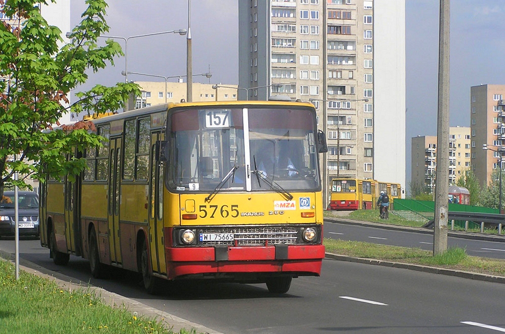 5765
Przez bardzo długi czas na przegubach, obecnie na solówkach, a były dni, kiedy pojawiały się tam nawet solarisy U10.
Słowa kluczowe: IK280 5765 157 Mickiewicza