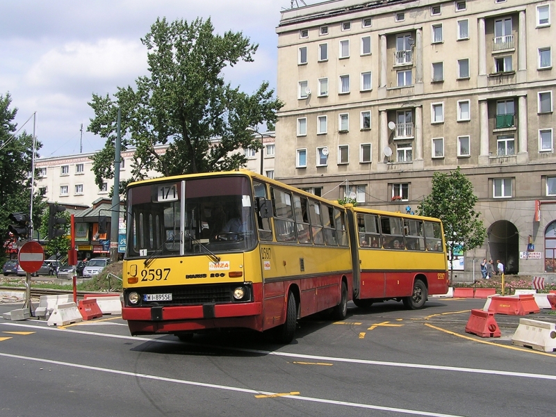2597
Kolejny historyczny Ikarus (pierwszy raz chyba na OmniBusie), ponownie przy okazji remontu torowiska na Trasie W-Z. 

Przykład modnego ostatnimi czasy sposobu objeżdżania zamkniętego skrzyżowania, czyli przejazd np. bezpośrednio przez przystanek tramwajowy (rozebrany na szczęście) ;)
Słowa kluczowe: IK280 2597 171 AlejaJanaPawłaII 2009