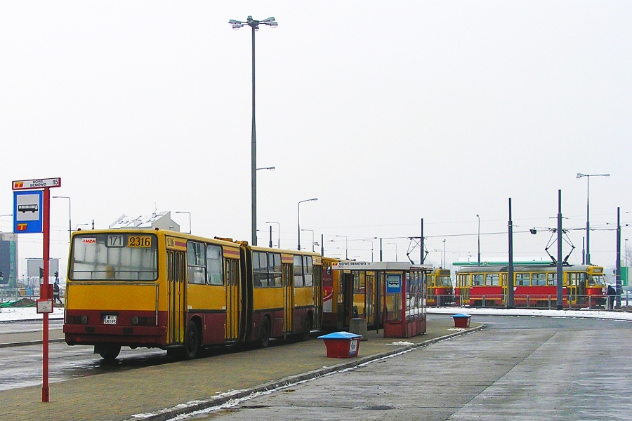 2316
W tych czasach (choć to przecież tak niedawno było) Ikarus na 171 nie był czymś szczególnie niezwykłym.
Słowa kluczowe: IK280 2316 171 NoweBemowo