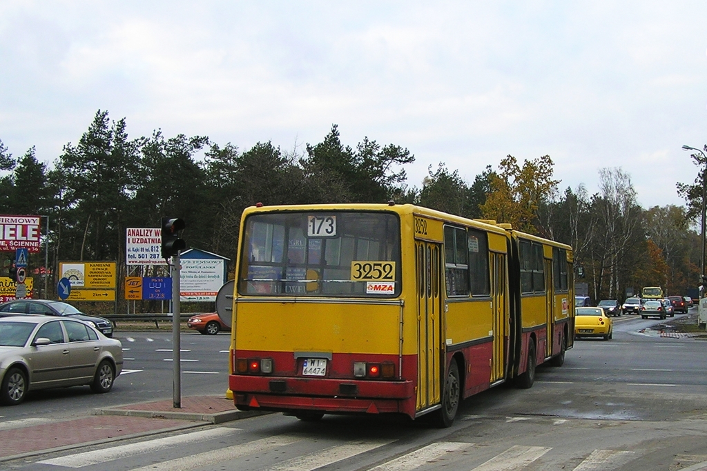 3252
Ulica Jana Pawla II wówczas składała się z dwóch odcinków, a pętla STARA MIŁOSNA znajdowała się na prowizorycznym rondzie przy skrzyżowaniu ul. Jana Pawła II i ul. Gościniec.
Słowa kluczowe: IK280 3252 173 Wesoła JanaPawłaII 