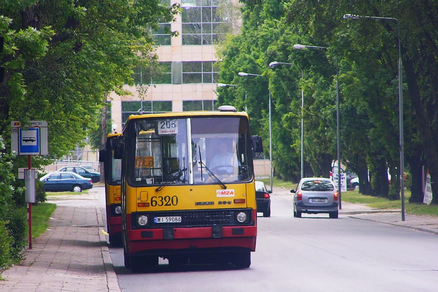 6320
Przystanek krańcowy SŁUŻEWIEC 51 wykorzystywany swojego czasu przez linie zastępcze. Ulica Taśmowa obecnie została zaślepiona wskutek przebudowy ciągu ul. Marynarskiej, więc autobusu miejskiego w tym miejscu już nie uświadczymy. 

Owo uwiecznione wcielenie zastępczej linii 205 było jednym z bardziej długowiecznych. Wskutek przebudowy torowiska tramwajowego "dwieście piątka" kursowała od 5 stycznia do 10 lipca 2005 r.
Słowa kluczowe: IK260 6320 205 Taśmowa Służewiec