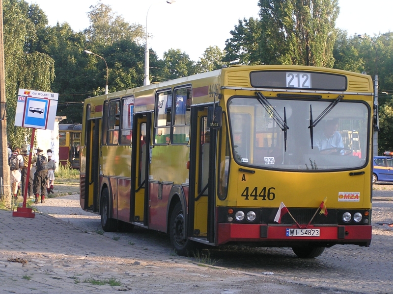 4446
Jednokierunkowa linia specjalna 212 uruchamiana corocznie 1 sierpnia, łącząca Cmentarze Powązkowskie z Cmentarzem Wolskim. Obecnie funkcjonuje jako 912 - krańce pozostały te same, sam przebieg trasy kilkakrotnie się już zmieniał... 
Słowa kluczowe: 120M 4446 212 CmentarzWolski 2005