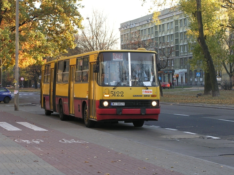 5122
Żółto-czerwony Ikarus w żółto-zielonej jesiennej scenerii. "Ojciec" obecnej linii C42, czyli 242 na trasie Królewska - Cm. Północny (Brama Główna)...
Słowa kluczowe: IK280 5122 242 Kasprowicza WS2005