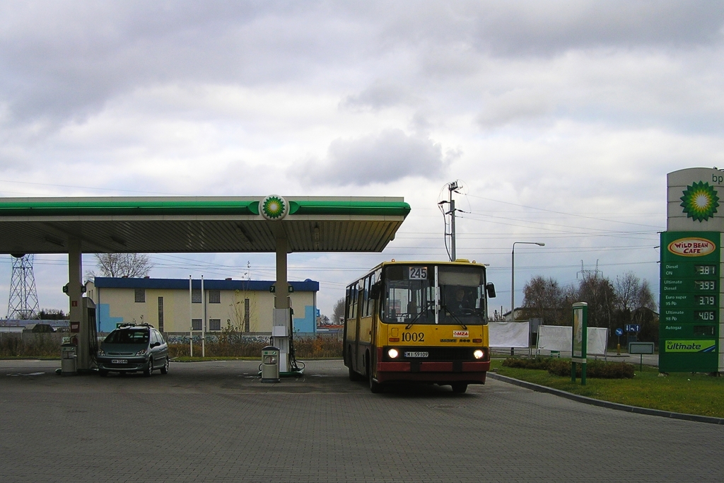 1002
Zawracanie linii zastępczej 245 odbywało się na terenie stacji benzynowej w okolicach skrzyżowania ul. Łodygowej i Klamrowej. 
Z pozdrowieniami dla Matrixa ;)
Słowa kluczowe: IK260 1002 245 Klamrowa