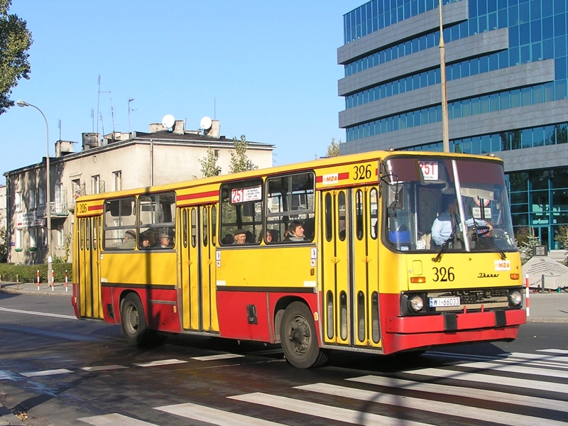 326
Ikarus za chwilę skręci z Grenadierów w al. Stanów Zjednoczonych.
Słowa kluczowe: IK260 326 251 Grenadierów WS2005