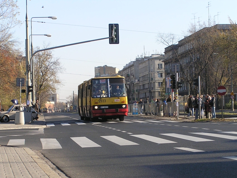 2933
Beton, asfalt, latarnie, znaki drogowe, ludzie i... Ikarus. Czyli 269 na trasie Wiatraczna - Cm. Północny.
PS. No i trochę łysawych drzew oraz ptak.
Słowa kluczowe: IK280 2933 269 Grochowska 2005