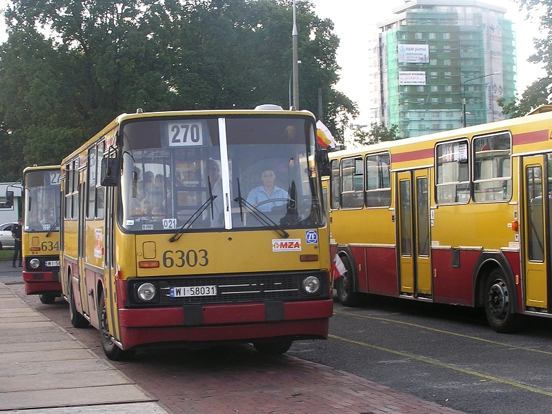 6303
To był czas, kiedy 1 sierpnia z okazji kolejnej rocznicy Powstania Warszawskiego na trasy linii specjalnych wyjeżdżały głównie Ikarusy (no, może urozmaiconych tu i ówdzie jakimś Jelczem "kwadratem")...
Słowa kluczowe: IK260 6303 270 Powązki 2005