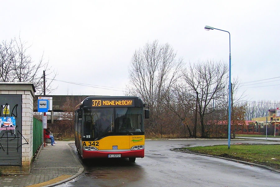 A342
Niegdyś połączenie Ochoty z Odolanami (można było często spotkać na niej DABa - tak jak na 384), zlikwidowane (zjedzone przez linię 127), przywrócone (z przekształconej linii 173), zdegradowane do lokalnej linii krążącej po Włochach, wykręcone na Okęcie i ostatecznie zlikwidowane na rzecz linii 177.

Za parę miesięcy zdjęcie pod kątem taborowym stanie się historyczne.
Słowa kluczowe: SU10 A342 373 NoweWłochy 2005