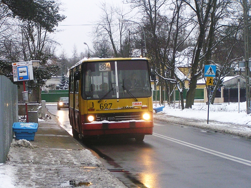 627
Kolega janek1236 hojnie nas częstuje krótkimi Ikarusami to i ja dorzucę coś na przystawkę.
Gwoli ścisłości: to nie pogrobowiec "sto-szóstki", to jego poprzednie wcielenie już po "zjedzeniu" linii 394... 
Słowa kluczowe: IK260 627 384 Żubrowa 2005