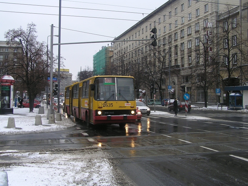 2635
Nieistniejący autobus, nieistniejąca linia, tory też wymienione, a i sama poprzeczna ulica Nowowiejska "zrewitalizowana"...
Słowa kluczowe: IK280 2635 405 Waryńskiego 2005