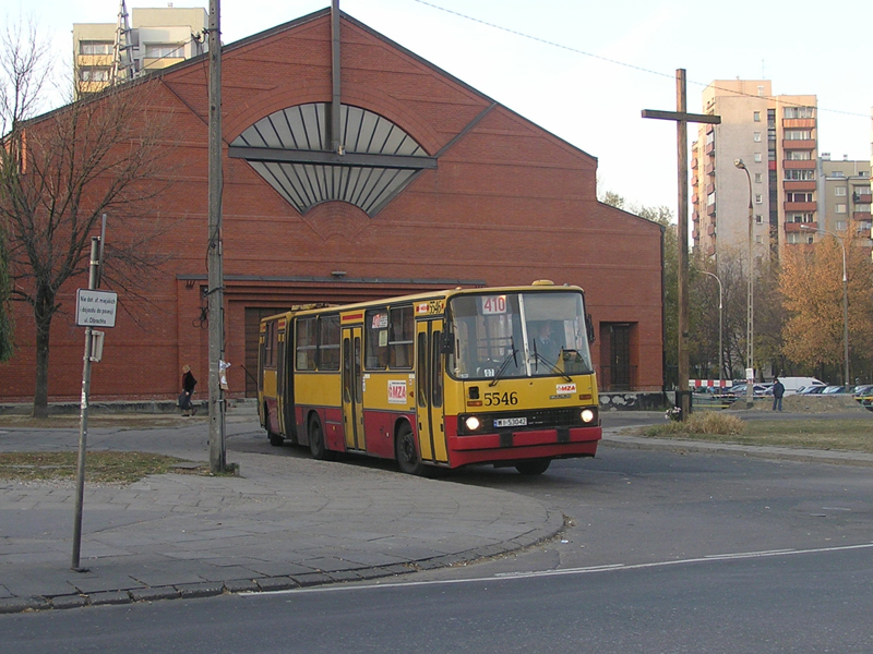 5546
Drodzy Państwo, to nie rondo jeszcze, ino dawna pętla autobusowa. Innymi słowy taki mały respons na zdjęcie 410 na krańcu "Ulrychów". Z chwilą założenia progów linia 410 na niespełna 2 miesiące trafiła na swoją macierzystą pętlę przy zbiegu ul. Redutowej i Olbrachta (oj, jeździło się swojego czasu "betką" lub "petką" do "Feminy", jeździło... :D). Później linia trafiła na Dworzec Zachodni (co ciekawe, oficjalnie ze względu na brak możliwości dalszego zawracania przy Redutowej), a w następnym roku zakończyła funkcjonowanie.
PS. Sam nie wiem, czy w tym dokładnie momencie autobus ten rezydował w zajezdni na Ostrobramskiej, czy już Redutowej - stąd aż trzy łącznie zajezdnie w tagach.
Słowa kluczowe: IK280 R6 5546 410 Redutowa 2005