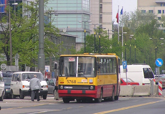 5768
Jeszcze na pierwotnej trasie z Bemowa do centrum.
Słowa kluczowe: IK280 5768 507 EmiliiPlater