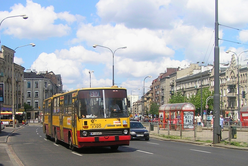 5518
Chcieliście - to macie ;) Zestaw z początków mojej "kariery" fotografa - w rolach głównych: przepały, asfalt, latarnie, śmietniki, ludzie i czasem jakiś autobus lub tramwaj...

Na zdjęciu sztandarowa niegdyś ikarusowa linia.
Co więcej - zdjęcie zrobione w niedzielę, a w tym okresie Ikarusy były w dni świąteczne raczej czymś powszechnym (chociaż to w sumie przecież  tak niedawno było)...
Słowa kluczowe: IK280 5518 517 Targowa