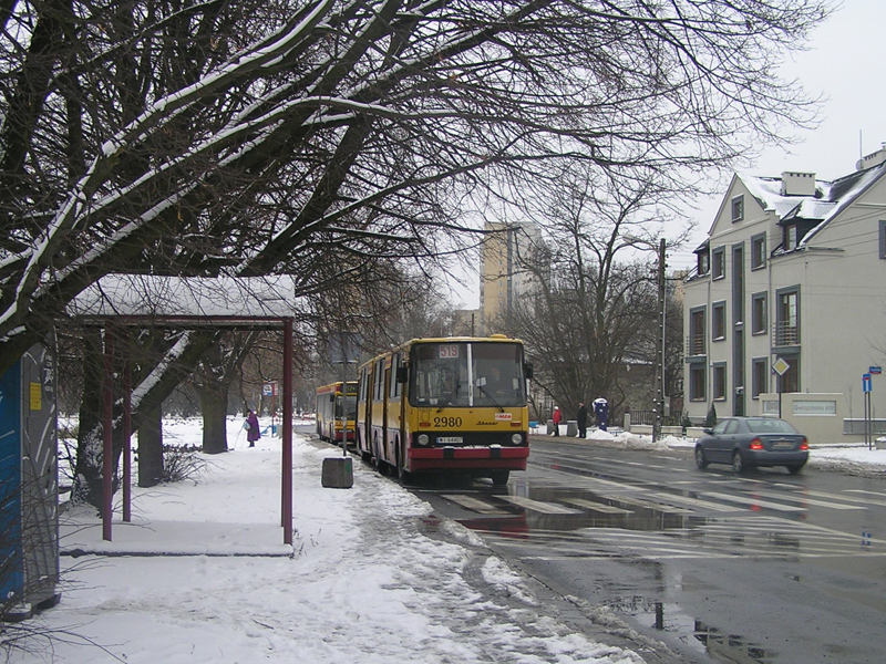 2980
Tym razem wehikuł czasu zabrał nas do czasów, gdy pętla na Gwiaździstej składała się z szeregu przystanków krańcowych na owej ulicy oraz z zawrotki typu "łezka", słynącej z tego, że częściej była na niej woda niż jej nie było... Ikarus na głównym planie jeszcze z zajezdni przy ul. Chełmskiej, Neoplan na 157 na planie dalszym raczej nie...
Słowa kluczowe: IK280 2980 519 Gwiaździsta 2005