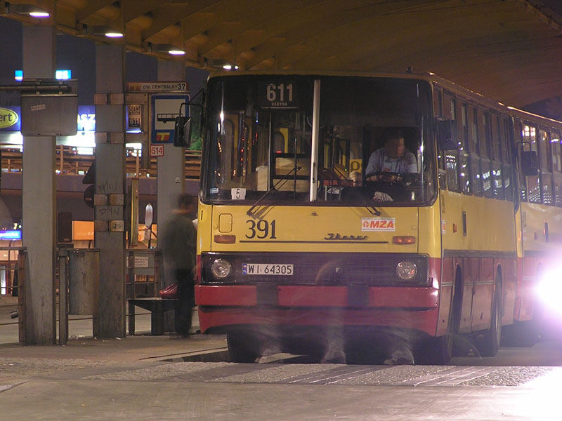 391
Jeszcze nie tak dawno temu linie nocne były prawie całkowicie opanowane przez Ikarusy. 
Słowa kluczowe: IK260 391 611 DworzecCentralny 2005