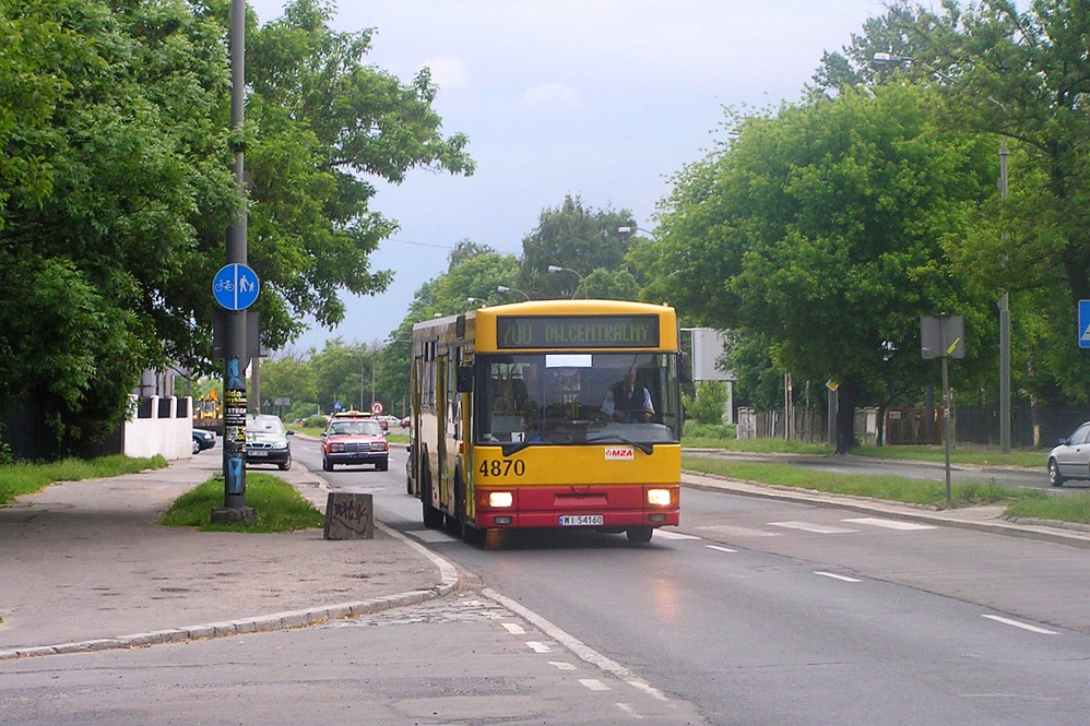 4870
Ta siódemka w numerze taborowym jakby z innej bajki nieco...
Słowa kluczowe: M121M 4870 700 alejaWilanowska