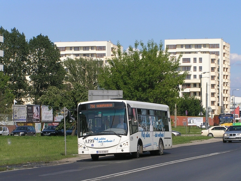 A199
"Mały autobus duże możliwości", czyli obecny wóz A193 jeszcze w pierwotnych barwach. Ulica w tle obecnie zaczyna wyglądać zupełnie inaczej (z życiem pożegnało się nieco ruderowatych budynków przy zbiegu z Lazurową). 
714 pożegnało się w międzyczasie z Truskawiem na rzecz lokalnej linii L18.
Słowa kluczowe: M083C Libero A199 714 Górczewska 2009